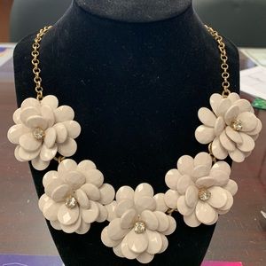 Vintage ladies gold tone flower bloom necklace